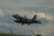 Cận cảnh chiến đấu cơ F-22 bay lượn sát nách Nga