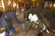 Thăm nhà máy sửa pháo cho Quân đội Ukraine