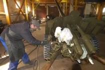 Thăm nhà máy sửa pháo cho Quân đội Ukraine