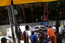 Công trình đường sắt trên cao lại để...rơi thanh sắt