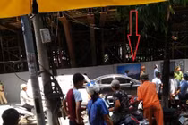 Công trình đường sắt trên cao lại để...rơi thanh sắt