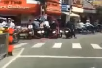 Dàn cảnh đâm xe, cướp của người đi đường ở Hà Nội