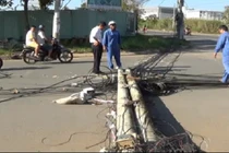 Gió nhẹ làm 4 cột điện gãy nhiều khúc ở An Giang