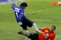 Rợn người pha trả đũa của thủ môn