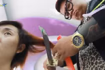 Nín thở xem clip cắt tóc bằng kiếm Nhật