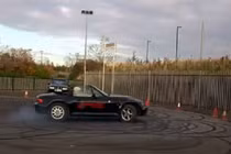 Mãn nhãn xem cụ bà 82 tuổi biểu diễn ô tô