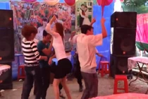 Phản cảm nữ sinh nhảy tưng tưng trong đám cưới quê