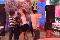 Phản cảm nữ sinh nhảy tưng tưng trong đám cưới quê