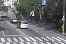 Clip: Xe tải gây tai nạn liên hoàn kiểu ngược đời