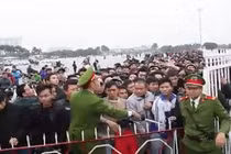 Hàng nghìn cổ động viên xếp hàng mua vé trận Việt Nam-Malaysia