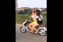 Phản cảm nữ sinh đi xe đạp điện đánh võng