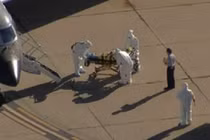 Người đàn ông bên bệnh nhân Ebola gây rúng động nước Mỹ