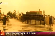 Clip 5000 lít a-xít tràn ra đường vì xe lật