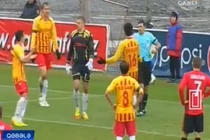 Thủ môn bị đuổi khỏi sân vì ăn mừng quá khích