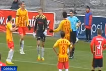 Thủ môn bị đuổi khỏi sân vì ăn mừng quá khích