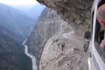 "Tái mặt" đi ô tô trên đường nguy hiểm nhất thế giới