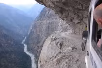 "Tái mặt" đi ô tô trên đường nguy hiểm nhất thế giới