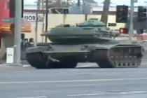 Cảnh sát rượt đuổi tên trộm xe tăng như phim hành động