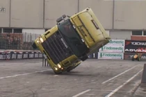 Xe đầu kéo bá đạo, đi bằng hai bánh