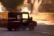 Lạ lùng cậu bé 4 tuổi lái xe giao hàng