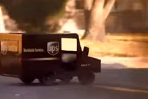 Lạ lùng cậu bé 4 tuổi lái xe giao hàng