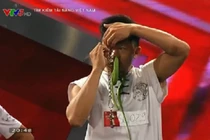 Thí sinh nuốt rắn vào miệng khiến giám khảo ''toát mồ hôi''