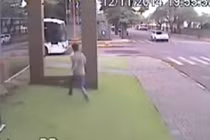 Hết hồn bé trai lao thẳng vào tấm kính