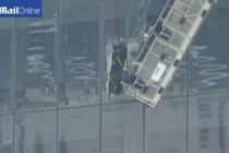 Giải cứu người bị treo lơ lửng tầng 69 như phim