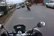 Cảnh sát đuổi theo xe "điên" trên phố như phim hành động