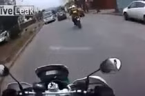 Cảnh sát đuổi theo xe "điên" trên phố như phim hành động