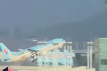 Lạ lùng bắt máy bay hạ cánh để đuổi tiếp viên