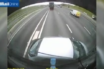 Clip: Xe tải ủi ô tô đi 100m trên cao tốc