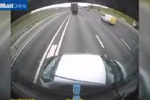 Clip: Xe tải ủi ô tô đi 100m trên cao tốc