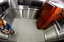 Rợn người đi thang máy cùng quan tài