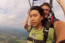 Nam thanh niên ngất xỉu khi nhảy dù