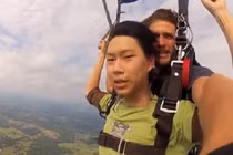 Nam thanh niên ngất xỉu khi nhảy dù