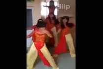 Phản cảm nữ sinh mặc áo dài “quẩy” điên cuồng