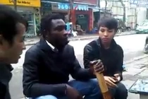 Hài hước chàng da màu hút thuốc lào