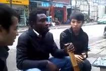 Hài hước chàng da màu hút thuốc lào