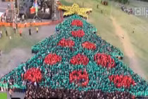 Chiêm ngưỡng cây thông Noel khổng lồ bằng người thật