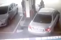Ghét thái độ, ô tô đâm đổ xe máy ở cây xăng