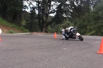 Thán phục màn úp cua số 8 phong cách MotoGP