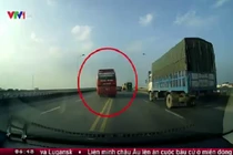 Thót tim xe khách chạy với tốc độ "trường đua" trên cầu