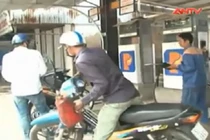 Lật tẩy mánh khóe bán dầu pha nước