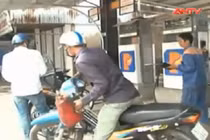 Lật tẩy mánh khóe bán dầu pha nước