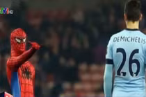 Người nhện bất ngờ xuất hiện trên sân bóng