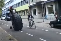 Ngỡ ngàng chiếc xe đạp khủng nhất thế giới