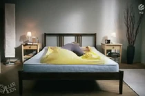 Xem chị em vật vã, hài hước trên giường