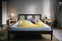 Xem chị em vật vã, hài hước trên giường