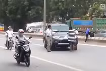 Clip chặn đầu xe xin tiền giữa Hà Nội